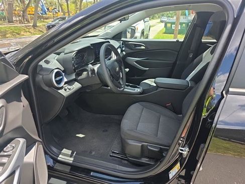 Used 2025 Chevrolet Trax LS FWD image 4