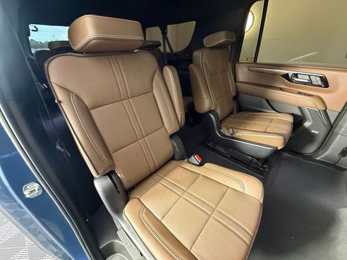 Used 2025 Chevrolet Suburban High Country image 35