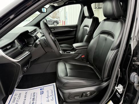 Used 2024 Jeep Grand Cherokee Limited w/ Black Appearance Package image 11