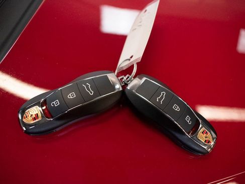 Certified 2025 Porsche Macan image 32