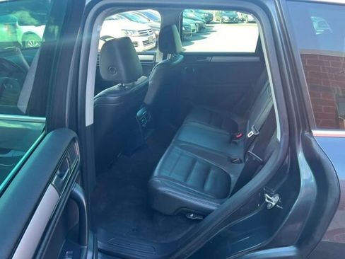 Used 2013 Volkswagen Touareg Sport image 10