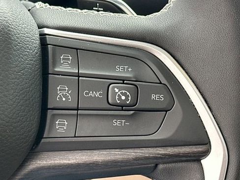 Used 2025 Jeep Grand Cherokee Limited w/ Luxury Tech Group II AWD/4WD image 30