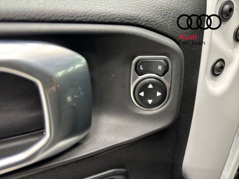 Used 2025 Jeep Wrangler Unlimited Rubicon image 35