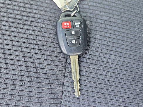 Used 2017 Toyota Camry LE image 32