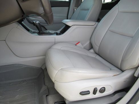 Used 2018 GMC Acadia SLT image 16