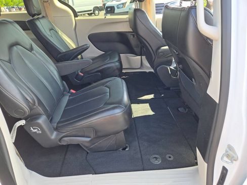 Certified 2023 Chrysler Pacifica Touring-L FWD image 17