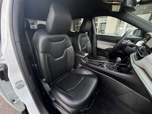 Used 2025 Jeep Compass Limited image 40