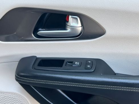 Used 2024 Chrysler Pacifica Touring-L FWD image 21