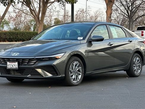 Used 2025 Hyundai Elantra Blue image 5