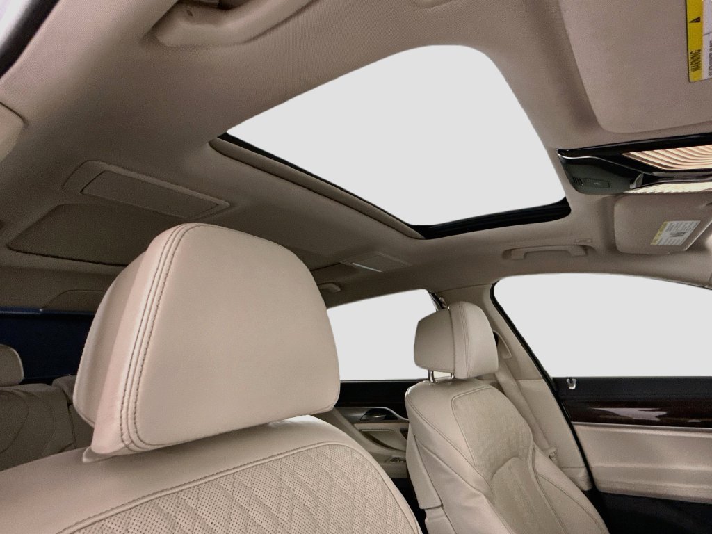 Used 2022 BMW 740i w/ Premium Package RWD image 18