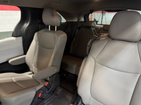 Used 2026 Toyota Sienna XLE FWD image 27