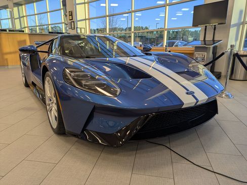 Used 2022 Ford GT image 3