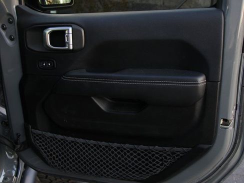 Used 2018 Jeep Wrangler Unlimited Sahara image 30