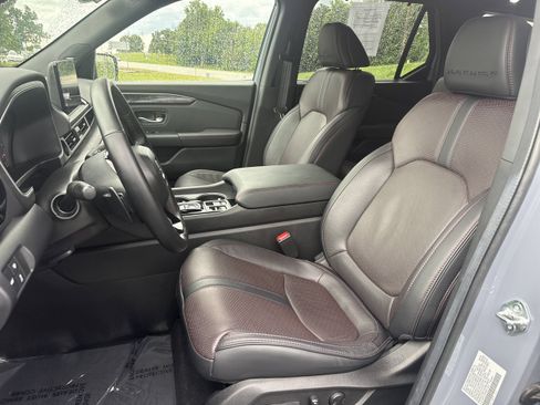 Used 2025 Honda Pilot Black Edition image 3