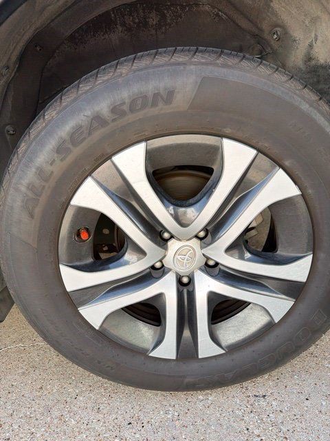 Used 2017 Toyota RAV4 LE FWD image 2