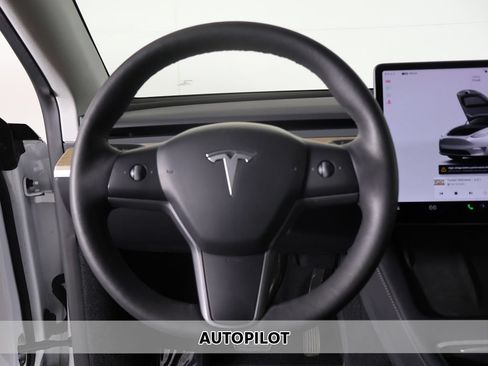Used 2023 Tesla Model Y AWD image 3