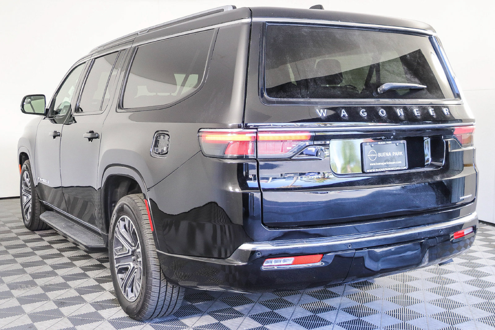 Used 2024 Jeep Wagoneer L Series II w/ Flexible Seating Group AWD/4WD image 6