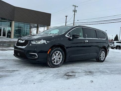 Used 2023 Chrysler Pacifica Touring-L image 2