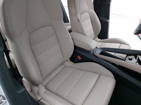 Used 2025 Porsche Macan Electric RWD image 12