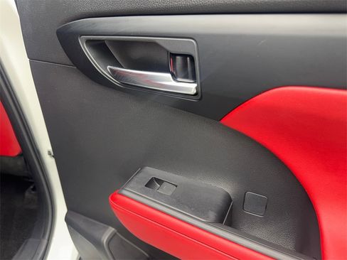 Used 2024 Toyota Highlander FWD image 48