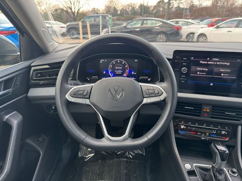 Used 2025 Volkswagen Jetta SE image 31