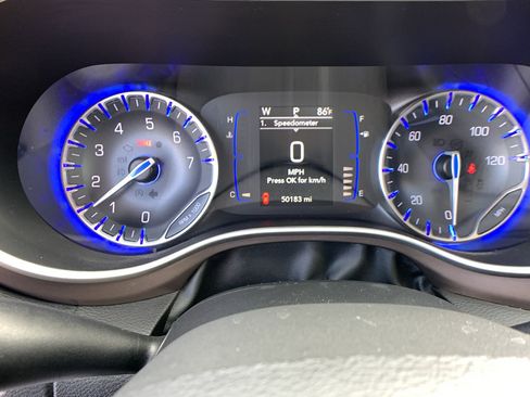 Used 2018 Chrysler Pacifica L FWD image 14