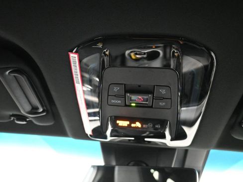 Used 2024 Toyota Venza Limited image 16