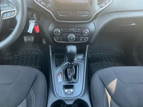 Used 2020 Jeep Cherokee Latitude FWD image 20
