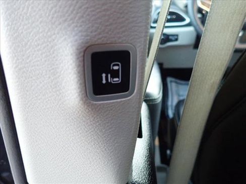 Used 2023 Chrysler Pacifica Touring-L FWD image 11