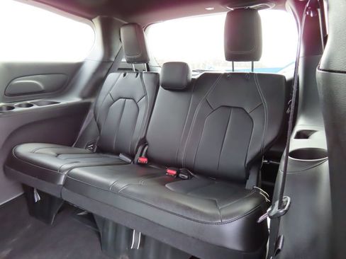 Certified 2025 Chrysler Pacifica Select image 25