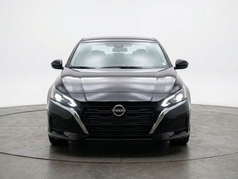 Used 2025 Nissan Altima 2.5 SV FWD image 2