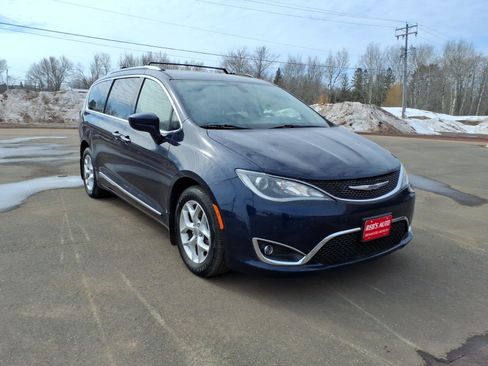 Used 2017 Chrysler Pacifica Touring-L Plus image 8