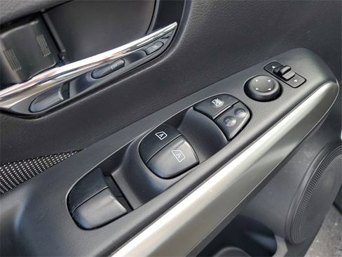 Used 2018 Nissan Kicks SV image 22