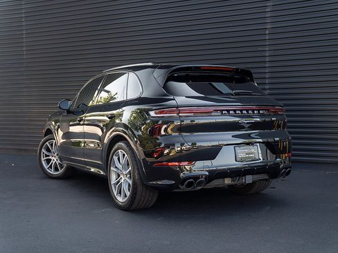 Certified 2025 Porsche Cayenne AWD/4WD image 3