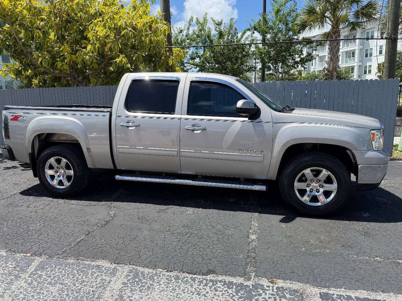 Used 2009 GMC Sierra 1500 SLT w/ Suspension Package, Off-Road AWD/4WD image 2