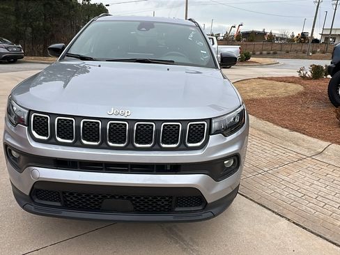 Used 2024 Jeep Compass Latitude image 3