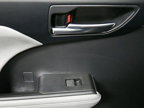 Certified 2023 Toyota Highlander XLE image 23