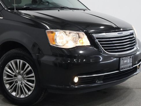 Used 2016 Chrysler Town & Country Touring-L image 3