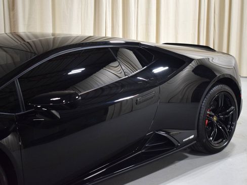 Used 2023 Lamborghini Huracan EVO image 2