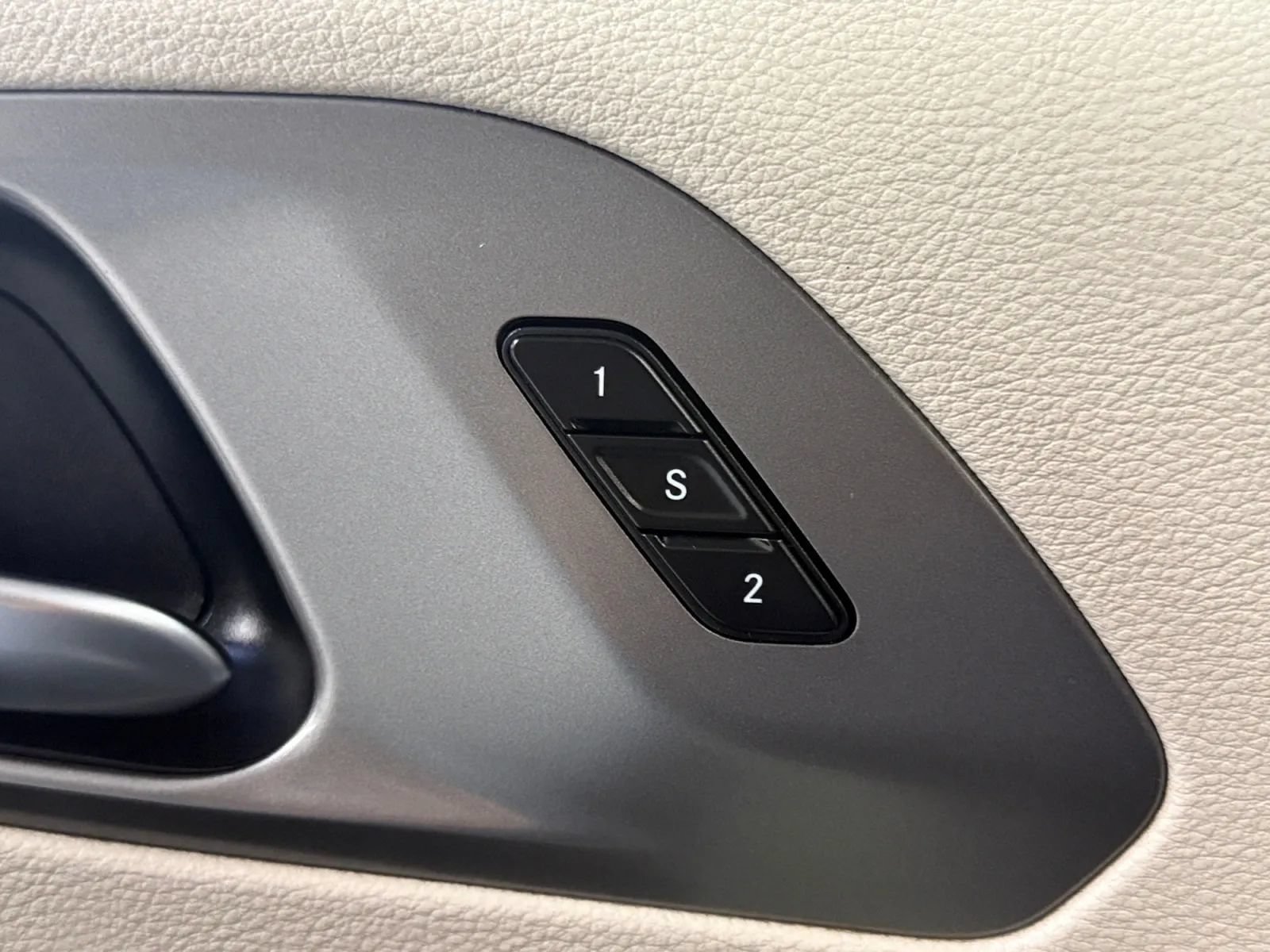 Used 2023 Chrysler Pacifica Touring-L FWD image 27