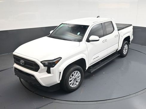 Used 2024 Toyota Tacoma SR5 AWD/4WD image 46