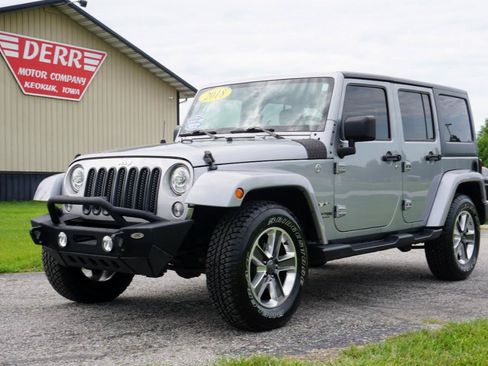 Used 2018 Jeep Wrangler Unlimited Sahara AWD/4WD image 2