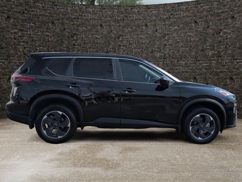 Used 2024 Nissan Rogue SV AWD/4WD image 3