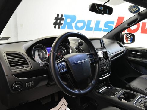 Used 2016 Chrysler Town & Country S image 10