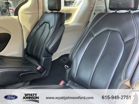 Used 2023 Chrysler Pacifica Touring-L image 21