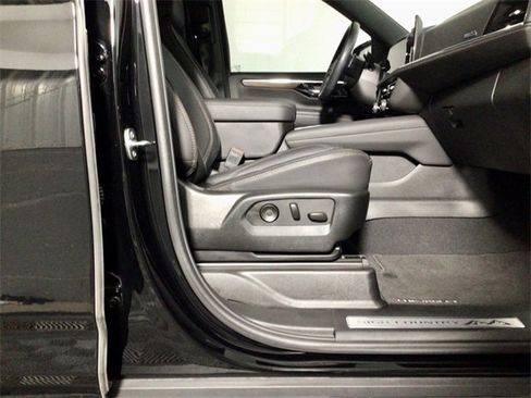 Used 2025 Chevrolet Suburban High Country image 36