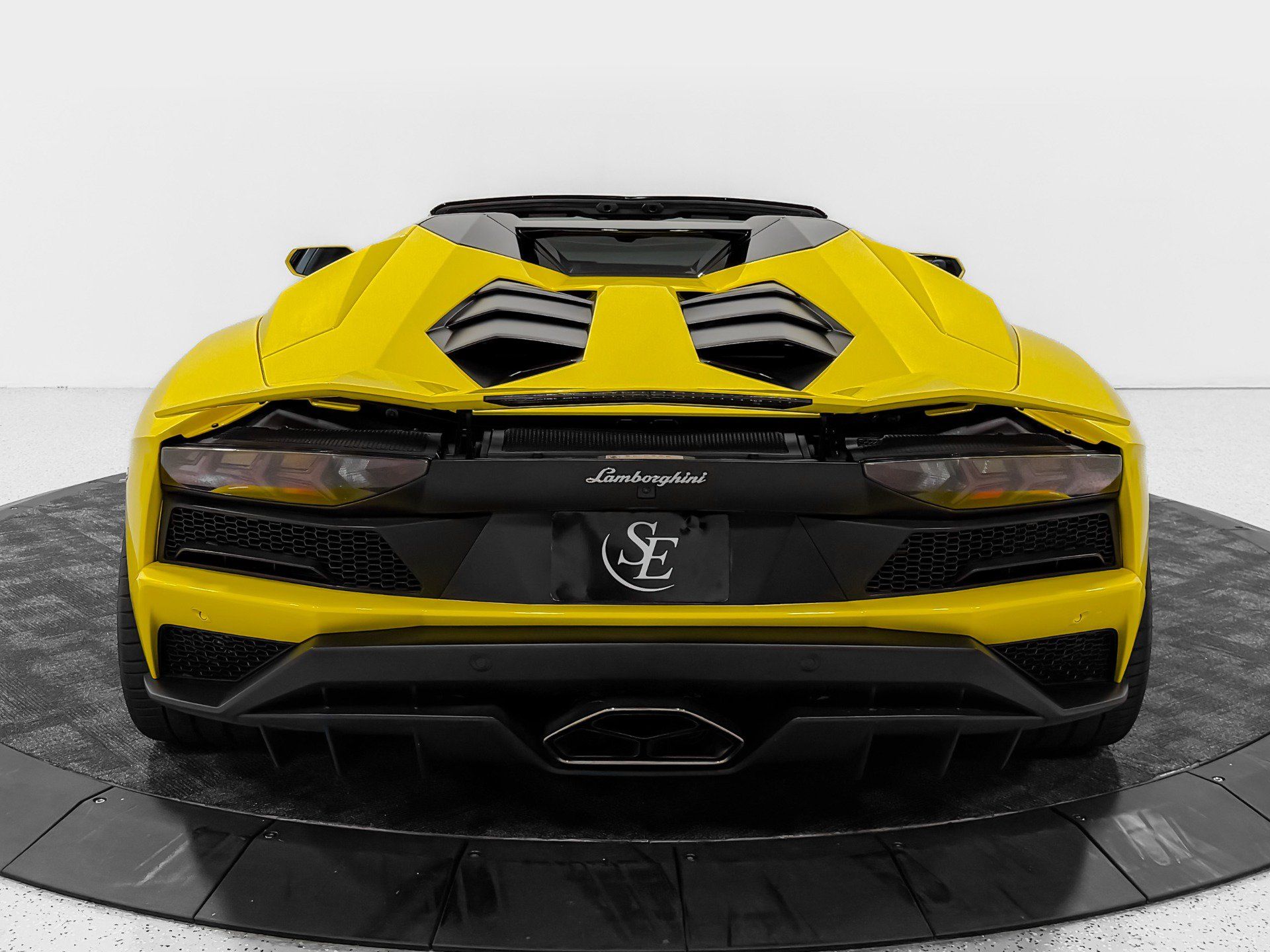 Used 2018 Lamborghini Aventador S AWD/4WD image 6