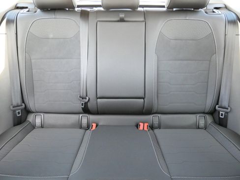 Certified 2025 Volkswagen Taos SE image 13