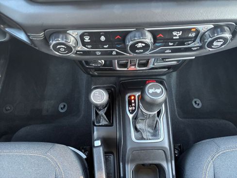 Used 2025 Jeep Wrangler Sahara image 40