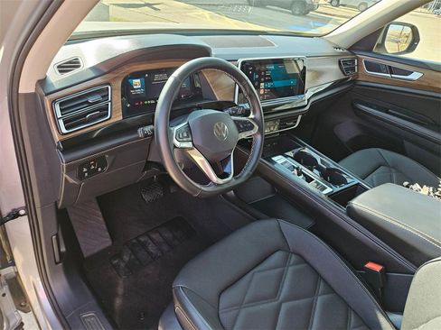Used 2025 Volkswagen Atlas SE image 13